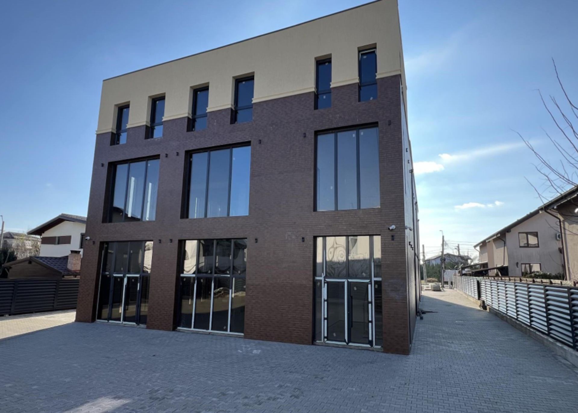 Spatiu comercial de inchiriat Tunari, poza laterala.jpeg