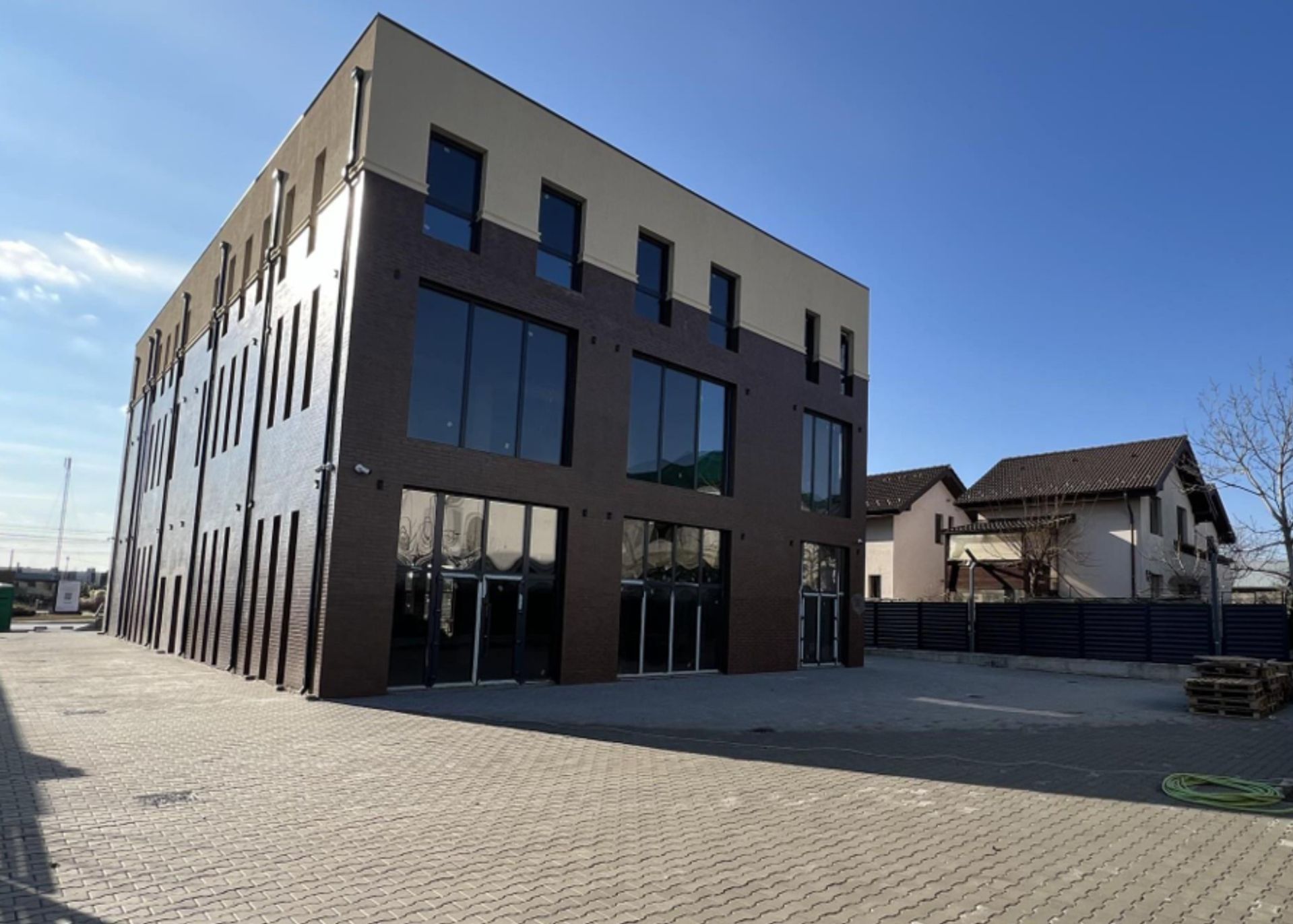 Spatiu comercial de inchiriat Tunari.jpeg