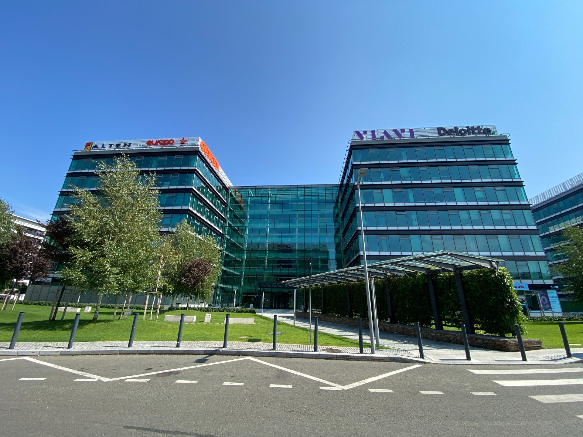 spatiu comercial de inchiriat, fatada.JPG